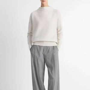 Vince light gray funnel neck plush cashmere sweater - Medium